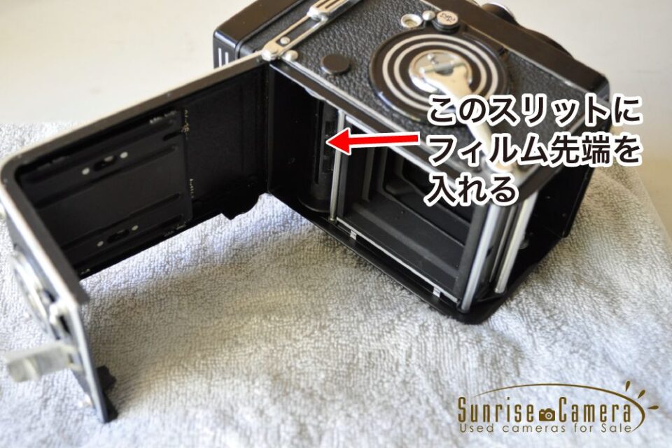 フィルム先端を入れる場所