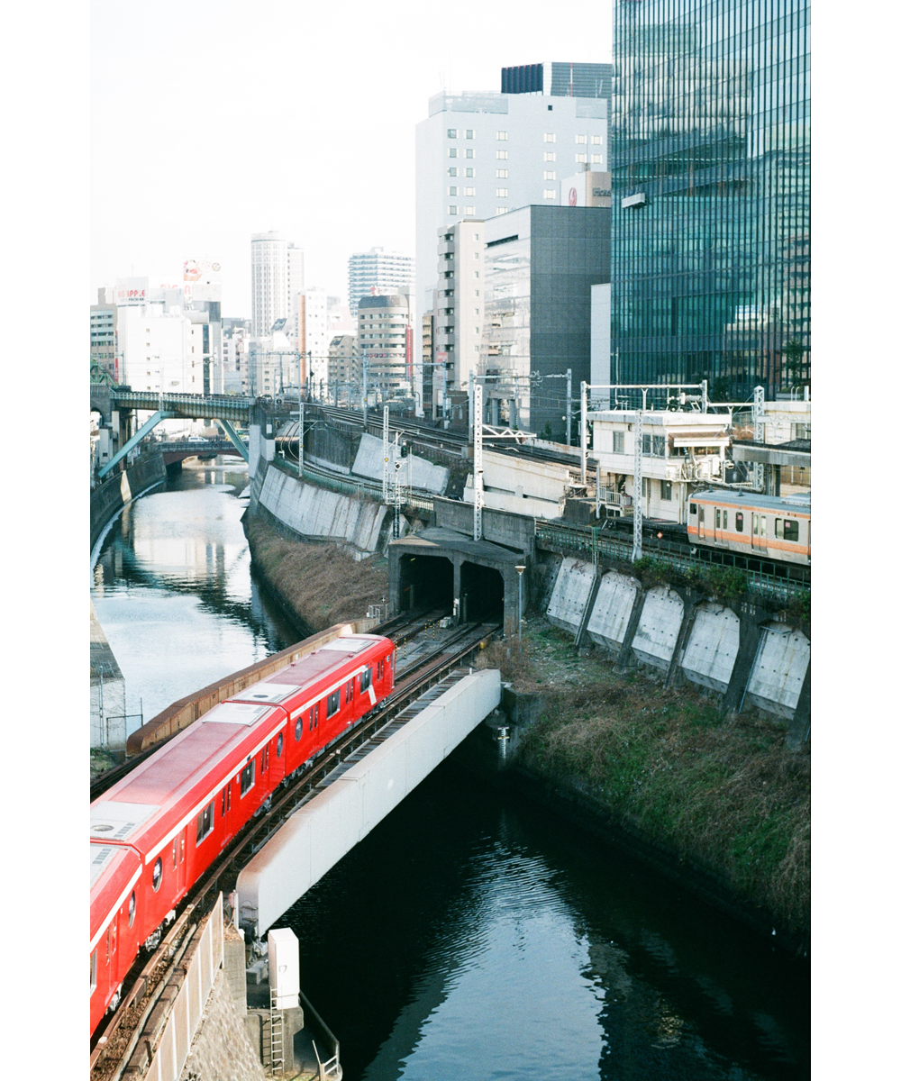 交わる電車
